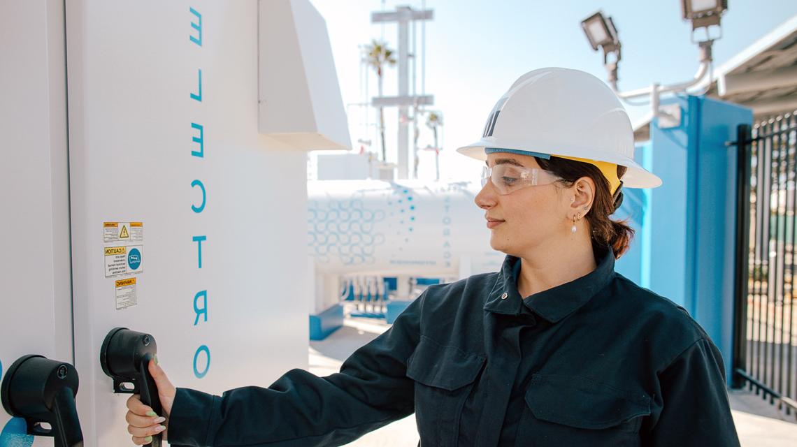 SoCalGas公司氢动力示范项目的一名团队成员